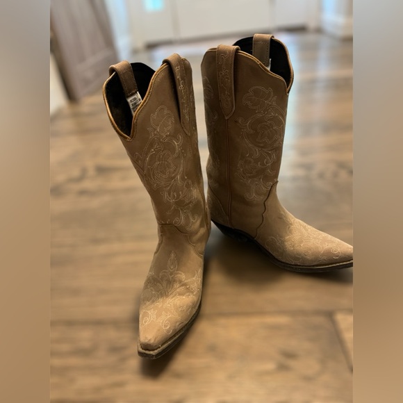 Shoes - Tan cowgirl boots with embroidery. Size 8 but fit like a size 7 only worn twice